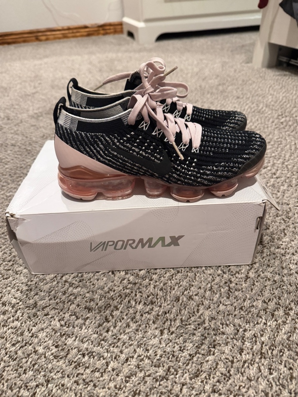Nike Women’s Black Knit Sneakers with Light Pink Laces - Picture 2 of 4